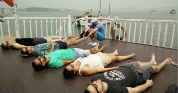 Un cours de Yoga / Relaxation en pleine baie d'Halong